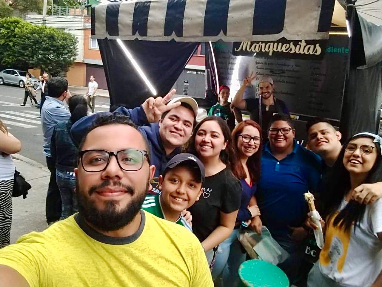 Clientes felices en sucursal